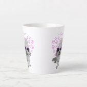 Schattigee Maltese hond met roze zonnebril en Paw Latte Mok (Voorkant)