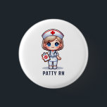 Schattigee manga blonde verpleegster karikatuur ge ronde button 3,2 cm<br><div class="desc">Deze canvas tas voor verpleegkundigen is voorzien van een leuke manga chibi-stijl verpleegkundige met blond haar en blauwe ogen het dragen van een verpleegsters pet en outfit gepersonaliseerd met een naam. Ideaal voor een verpleegkundige of verpleegschool afstuderen. Afbeelding gegenereerd met AI.</div>