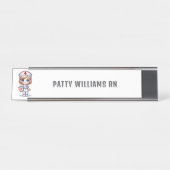 Schattigee manga verpleegkundige met blond haar ge bureau naambordje (Voorkant)