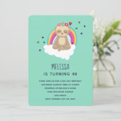 Schattigee mediterende luiaard op een Cloud Birthd Kaart (Staand voorkant)