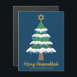Schattigee Merry Chrismukkah Tree Magnet Kaarten<br><div class="desc">Deze schattige Merry Chrismukkah magnetische kaart is voorzien van een groene kerstboom versierd met blauw dreidel ornamenten en een gouden joodse davidster aan de top voor Chanoeka om de 2 feestdagen te combineren voor een familie die beide viert. Koele magneten.</div>