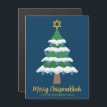 Schattigee Merry Chrismukkah Tree Magnet Kaarten<br><div class="desc">Deze schattige Merry Chrismukkah magnetische kaart is voorzien van een groene kerstboom versierd met blauw dreidel ornamenten en een gouden joodse davidster aan de top voor Chanoeka om de 2 feestdagen te combineren voor een familie die beide viert. Koele magneten.</div>