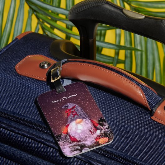 Schattigee Merry Christmas Whimsical Gnome Holiday Bagagelabel (Voorkant Insitu 1)