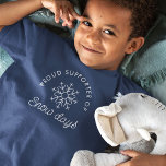 Schattigee minimalistische moderne sneeuwdagen mar t-shirt<br><div class="desc">Omarm de❄️magie van sneeuwdagen met dit minimalistische shirt,  uw gezellige metgezel voor winteravonturen! Laat de volumineuze prints achter en laat de zachte vlokken uw stijl inspireren. Afbeelding een delicaat sneeuwvlok icoon sierlijk dansen,  fluisteren "Laat de pret beginnen!" in stille tonen.</div>