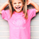 Schattigee minimalistische moderne sneeuwdagen roz t-shirt<br><div class="desc">Omarm de❄️magie van sneeuwdagen met dit minimalistische shirt,  uw gezellige metgezel voor winteravonturen! Laat de volumineuze prints achter en laat de zachte vlokken uw stijl inspireren. Afbeelding een delicaat sneeuwvlok icoon sierlijk dansen,  fluisteren "Laat de pret beginnen!" in stille tonen.</div>