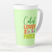 Schattigee minnaar in de patch latte mok (Rechterhoek)