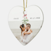 Schattigee Mistletoe Passen getrouwd Trouwfoto Mon Keramisch Ornament (Links)