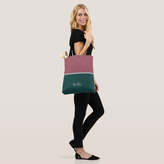 Schattigee moderne monogram naam groen rood elegan tote bag (Op model)
