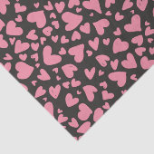 Schattigee moderne roze liefdesharten op zwarte ac tissuepapier (Detail)