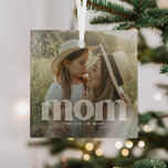 Schattigee Moeder Overlay Typografie Foto Glas Ornament<br><div class="desc">Schattige Moeder Kerstmis Glas Ornament. Ontwerp met een foto van uw keuze met de tekst 'MOM' in trendy transparante letters langs de onderkant met een extra regel om tekst toe te voegen, of het nu een persoonlijke boodschap is, d.w.z. we houden van je, vrolijke moederdag, vrolijke kerst of kindernaam/s enz....</div>