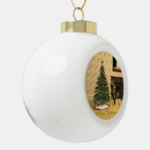 Schattigee muis die een kerstboom versiert keramische bal ornament (Links)