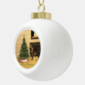 Schattigee muis die een kerstboom versiert keramische bal ornament (Rechts)