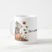 Schattigee muis op een pompoen herfstesthetiek koffiemok (Voorkant links)