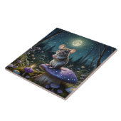 Schattigee muis op paddenstoel in maanlicht tegeltje (Zijkant)