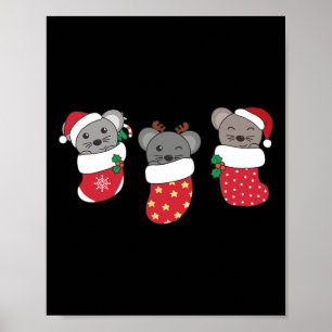 Schattigee muizen in kerstkousen voor kerstmuil poster
