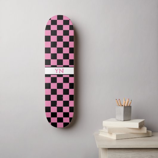 Schattigee naam Initialen geruit zwart en roze Persoonlijk Skateboard (Muurkunst)