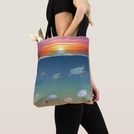 Schattigee oceaan zonsopgang, zwemmen zee schildpa tote bag (Dichtbij)