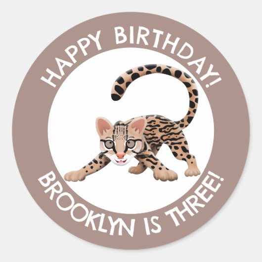 Schattigee ocelot cartoon gepersonaliseerde verjaa ronde sticker (Voorkant)