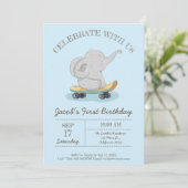 Schattigee olifant op een skateboard. Birthday Kaart (Staand voorkant)