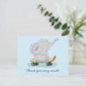 Schattigee olifant op een skateboard. briefkaart (Staand voorkant)