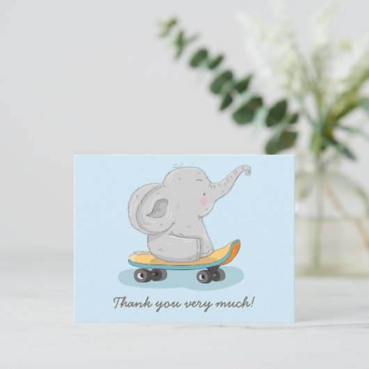Schattigee olifant op een skateboard. briefkaart (Staand voorkant)
