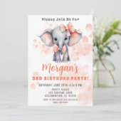 Schattigee olifant perzik verjaardagsfeestje kaart (Staand voorkant)