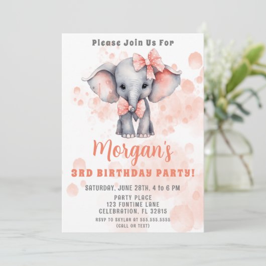 Schattigee olifant perzik verjaardagsfeestje kaart (Staand voorkant)