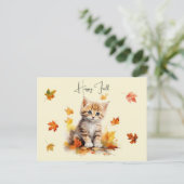Schattigee Oranje Tabby Kitten in herfstbladeren Briefkaart (Staand voorkant)