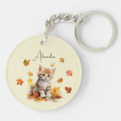 Schattigee Oranje Tabby Kitten in herfstbladeren Sleutelhanger (Achterkant)