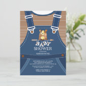 Schattigee Overalls Woodland Beer Baby shower Invi Kaart (Staand voorkant)
