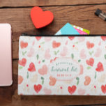 Schattigee overlevingskit van Galentine | Monogram Etui<br><div class="desc">Vier vriendschap in stijl met deze Schattigee Galentine's Survival Kit | Monogram Accessoirezak! Met een heerlijk waterverf ontwerp van hartpatronen in zachte, romantische tinten, is dit zakje de perfecte mix van charme en functionaliteit. met jouw naam of initialen, voegt het een persoonlijk tintje toe aan de festiviteiten van uw Galentijn...</div>