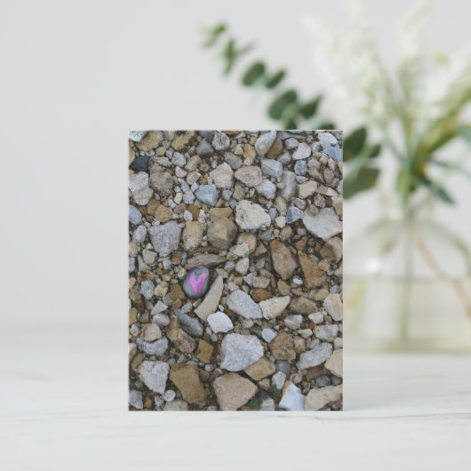 Schattigee Paarse Little Heart op Black Rock in Ro Briefkaart (Staand voorkant)