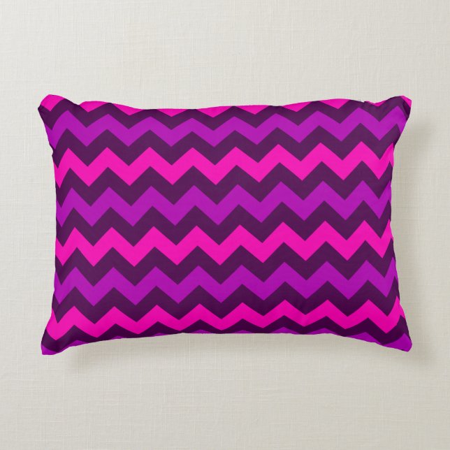 Schattigee Paarse Roze Chevrons Accent Kussen (Voorkant)