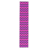 Schattigee Paarse Roze Chevrons Medium Tafelloper (Voorkant)