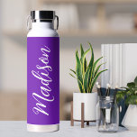 Schattigee Paarse Wit Handgeschreven Script Custom Waterfles<br><div class="desc">Een leuke paarse waterfles met wit monogram voor een meisje of man die houdt van eenvoudige,  handgeschreven geschenken. Mooi cursief schrift aan de zijkant van je flesje dat jouw naam uitspreekt.</div>