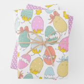 Schattigee paaseieren, paaskuikens en roze polkado inpakpapier vel (In situ)