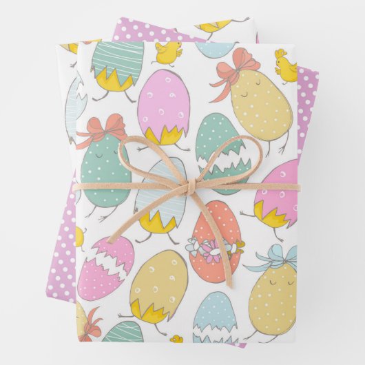 Schattigee paaseieren, paaskuikens en roze polkado inpakpapier vel (In situ)
