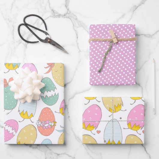 Schattigee paaseieren, paaskuikens en roze polkado inpakpapier vel (Voorkant)