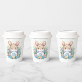 Schattigee paashaas met een paasbord papieren bekers