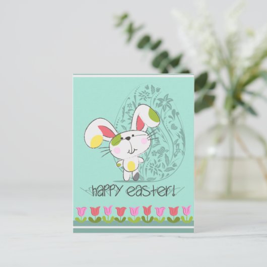 Schattigee paashaas met tulpen en paasei feestdagenkaart (Staand voorkant)