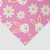 Schattigee paashaas met witte bloemen op roze tissuepapier (Detail)