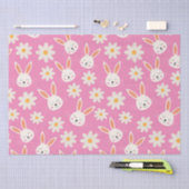 Schattigee paashaas met witte bloemen op roze tissuepapier (Craft)