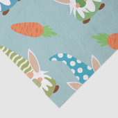 Schattigee paaskabouters met eitjes en wortelen op tissuepapier (Detail)