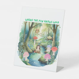 Schattigee paddenstoelenvrienden met hun bosvriend reclamebord met voetstuk