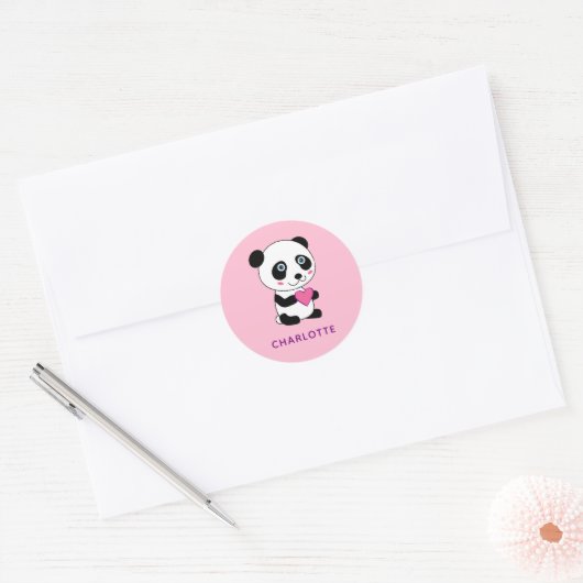 Schattigee panda met een roze hart + naam ronde sticker (Envelop)