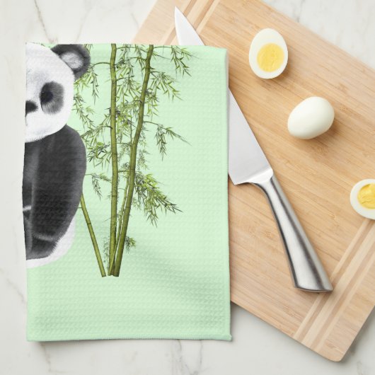 Schattigee Panda Zittend in Bamboe Theedoek (Quarter Fold)