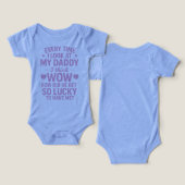 Schattigee papa heeft geluk met me citaat (Ontwerp Voorkant & Achterkant)