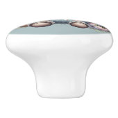 Schattigee Pastel Baby Koe in Overalls met Bloemen Keramische Knop (Zijkant)