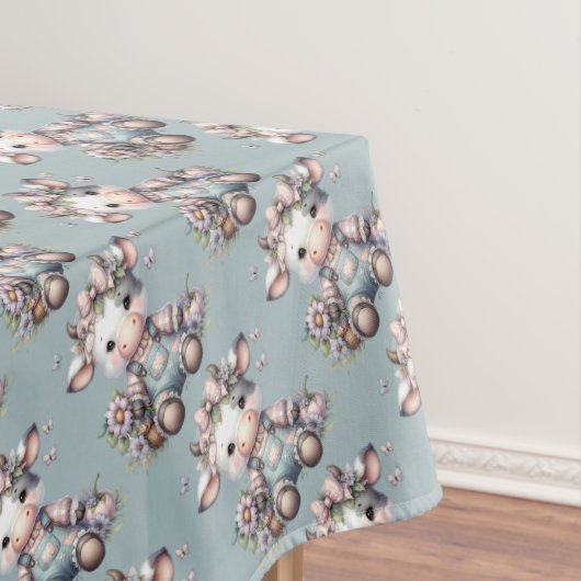 Schattigee Pastel Baby Koe in Overalls met Bloemen Tafelkleed (Voorbeeld)