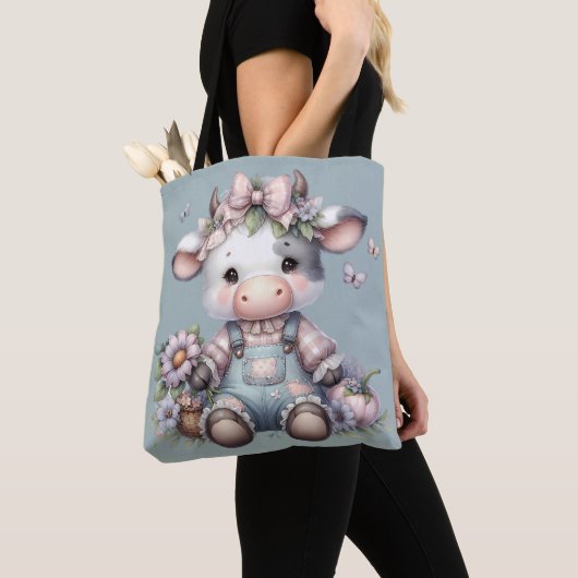 Schattigee Pastel Baby Koe in Overalls met Bloemen Tote Bag (Dichtbij)